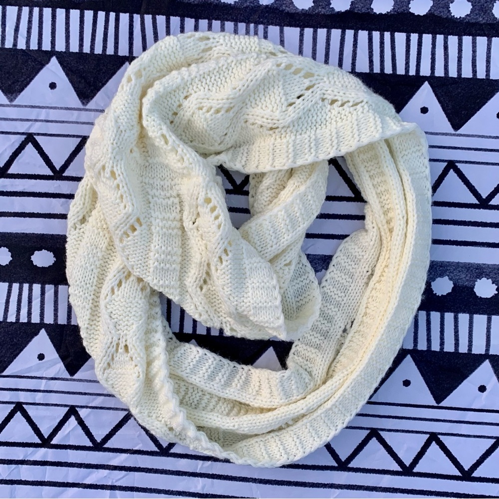 White Cream Cable Knit Infiniti Scarf ❄️ One Size Classic Fit Never Worn 🧣 NWOT